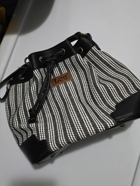 Nwot Lee Black & White Striped Drawstring Bucket Bag